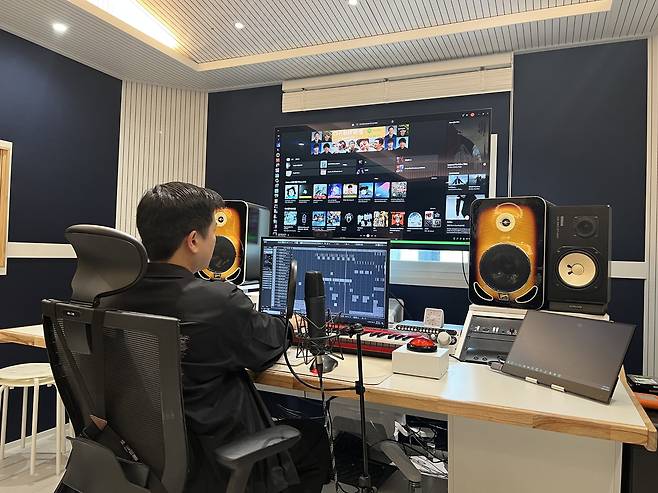K-pop idol-turned-songwriter Kim Su-bin works on a music piece at his studio in Yongsan-gu, Seoul, May 8. (Kim Jae-heun/The Korea Herald)