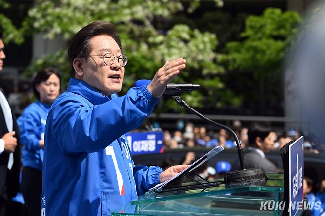 이재명 더불어민주당 대선 후보가 지난 12일 서울 광화문 출정식에서 발언을 하고 있다. 곽경근 대기자