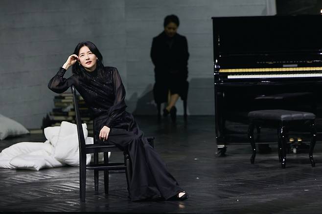 배우 이영애가 출연 중인 연극 ‘헤다 가블러’의 공연 장면. (c)LG아트센터