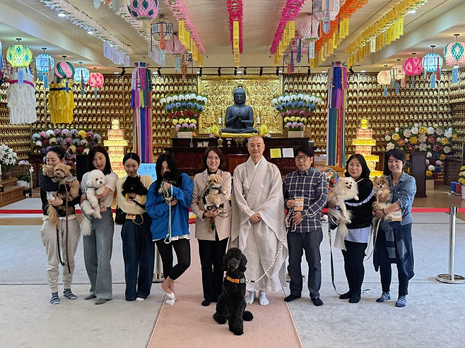 이영 전 장관(왼쪽 다섯째)이 소장으로 있는 문제 해결 연구소 ‘마침표’가 지난달 20일 서울 남산 충정사에서 ‘마침내 소풍’ 행사를 열었다. 충정사의 주지 덕운 스님(왼쪽 여섯째)은 마침표의 소개로 유기견 ‘새콤’을 입양했다. 문제 해결 연구소 ‘마침표’