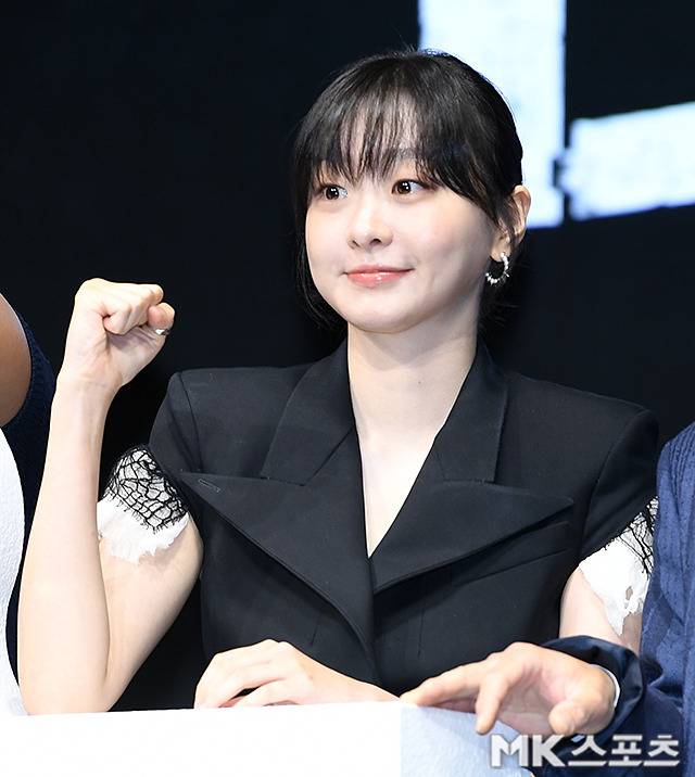 업스타일로 연출된 헤어는 김다미 특유의 도회적이고 시크한 아우라를 극대화했다. 사진=천정환 기자