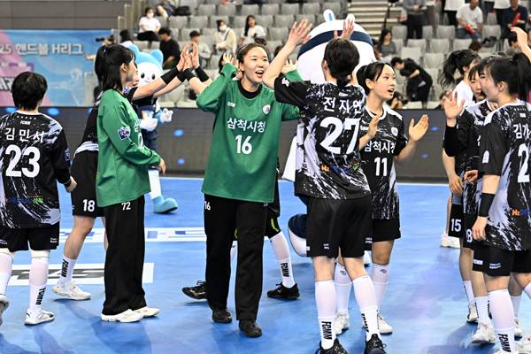사진 2024-25시즌 신한 SOL페이 핸드볼 H리그 챔피언 결정전 진출을 확정하고 기뻐하는 삼척시청 선수들, 사진 제공=한국핸드볼연맹