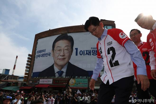 김문수 국민의힘 대통령 후보가 14일 경남 밀양시 밀양관아 앞에서 유세를 마치고 나서고 있다. (공동취재)2025.5.14/사진=뉴스1 /사진=(밀양=뉴스1) 김민지 기자