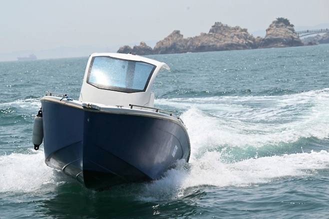 무인 수상정이 자율주행을 통해 해상 표적에 돌진하는 모습. 무인 수상정은 전시에선 폭탄투하용 드론 등을 싣고 있다가 적의 함정을 무력화하는 등의 형태로 운용될 수 있다. / 사진=해군