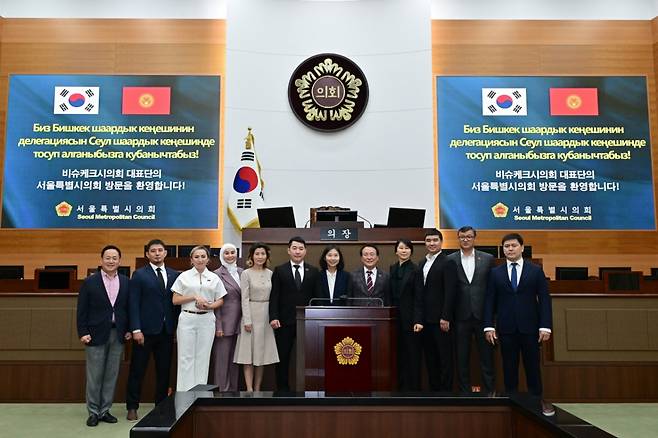 벡잔 우세날리예프 키르기스스탄 비슈케크시의회 의장 등 대표단이 서울시의회 본회의장을 찾아 최호정 서울시의회 의장과 기념사진을 촬영했다. /사진=서울시의회