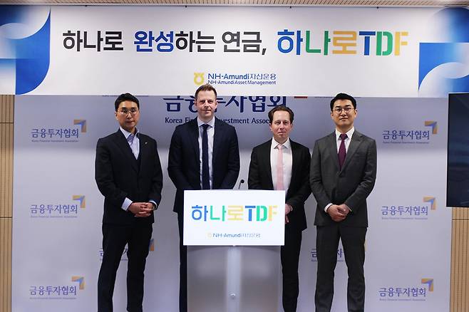 (왼쪽부터) 조경희 NH아문디자산운용 WM연금사업1팀장, 프랭크 쿡(Frank Cooke) 올스프링자산운용 글로벌솔루션 헤드, 마티아스 샤이버(Matthias Scheiber) 올스프링자산운용 멀티에셋 헤드, 김석환 NH아문디자산운용 하나로TDF 운용역/사진=NH아문디자산운용