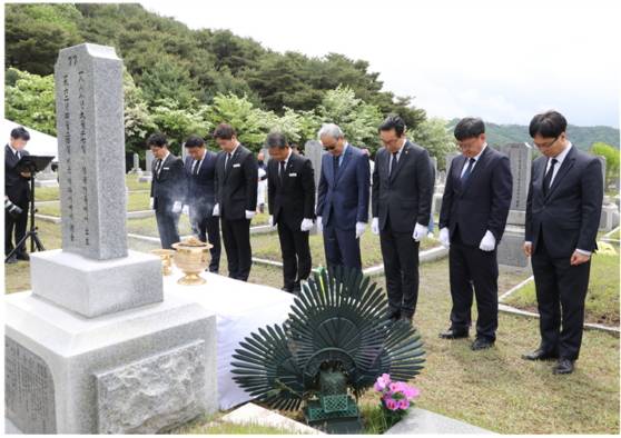 김완기 특허청장(왼쪽에서 6번째)이 ‘독립운동 발명가 권도인 애국지사 추모식’에서 권 선생의 후손인 폴 아리나가(Paul Stuart Arinaga, 왼쪽에서 5번째)씨 등과 함께 묵념하고 있다./사진제공=특허청
