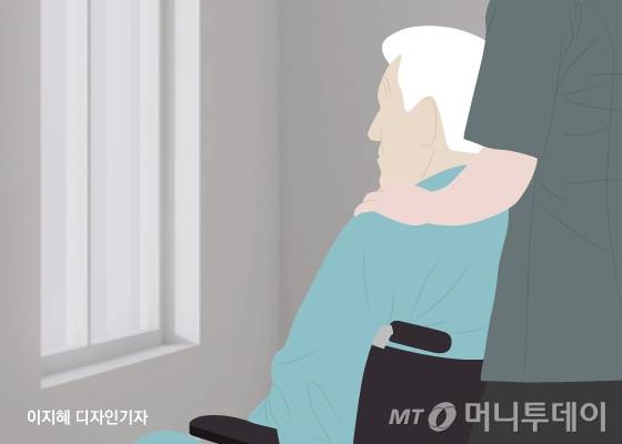 치매를 앓는 80대 시아버지를 돌보는 척 통장 잔고를 빼간 간병인으로부터 돈을 돌려받고 싶다는 며느리 사연이 전해졌다./사진=이지혜 디자인기자