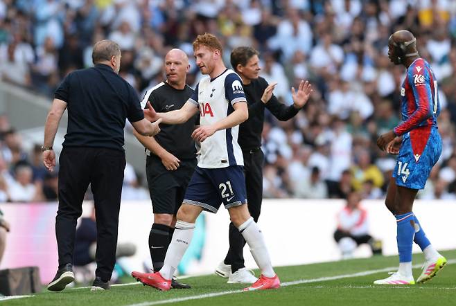 유럽축구연맹 유로파리그 결승을 앞둔 토트넘 홋스퍼가 핵심 미드필더를 부상으로 잃었다. 사진은 지난 11일(한국시각) 토트넘 홋스퍼와 크리스털 팰리스의 경기에 선발 출전한 데얀 클루셉스키가 부상으로 빠져나가는 모습. /사진=로이터