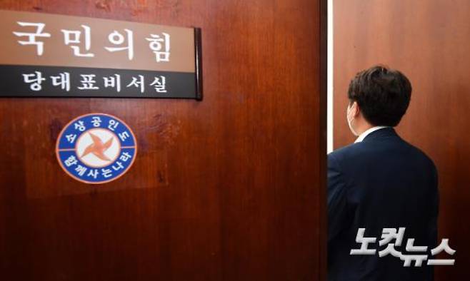 2022년 6월 국민의힘 윤리위원회 징계 심의를 앞둔 이준석 국민의힘 대표가 서울 여의도 국회 당대표실로 향하는 모습. 박종민 기자