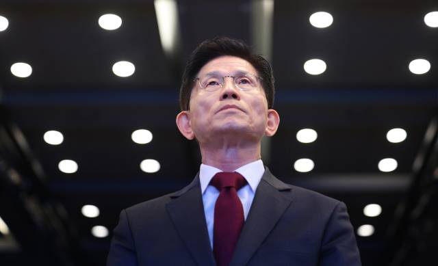 ▲국민의힘 김문수 대선 후보가 15일 서울 영등포구 중소기업중앙회에서 열린 '자랑스러운 중소기업인협의회 조찬 강연'에 참석해 박용주 자랑스런 중소기업인협의회 회장의 인사말을 듣고 있다. ⓒ연합뉴스