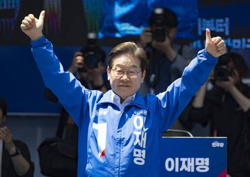 더불어민주당 이재명 대선 후보가 14일 부산 부산진구 유세에서 지지자들에게 인사하고 있다. 뉴시스