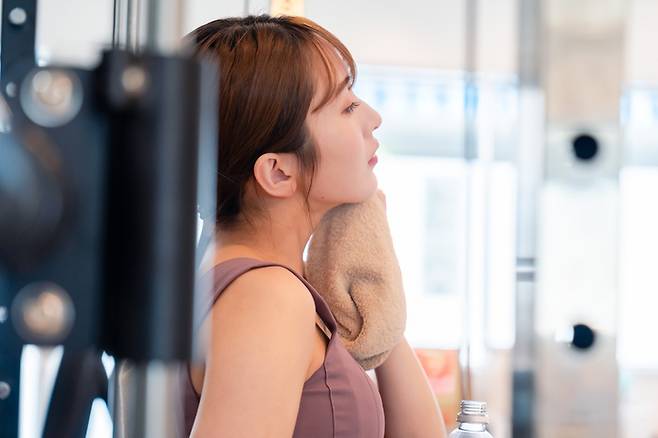 운동을 마친 뒤 휴식을 취하고 있는 시민. 운동 인구가 증가하면서 헬스장 관련 소비자 피해도 늘고 있다. 게티이미지뱅크