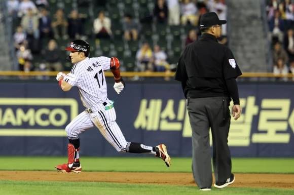 박해민(LG 트윈스)이 14일 서울 잠실구장에서 열린 2025 KBO리그 정규시즌 키움 히어로즈와의 경기에서 6회 안타를 때려 낸 뒤 3루까지 내달리고 있다. 뉴스1