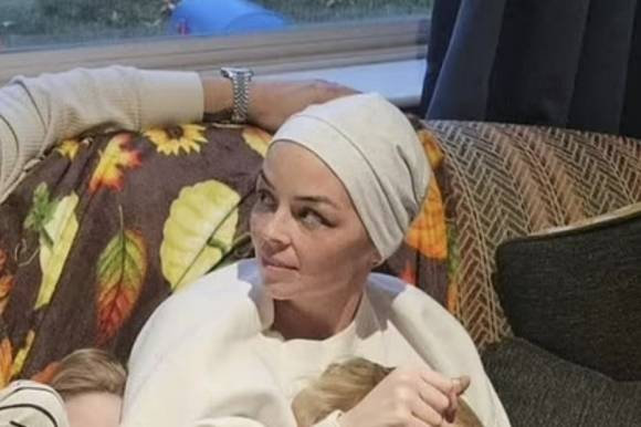 4기 대장암 진단을 받은 30대 여성 헤더 캔드릴리가 의료비 마련을 위한 온라인 모금 사이트 ‘고펀드미’에 공개한 모습.