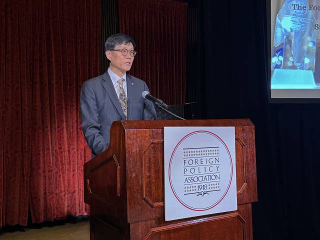 이창용 한국은행 총재가 지난달 21일(현지 시간) 미국 뉴욕에서 열린 외교정책협회(FPA) 시상식에서 ‘FPA 메달‘을 수여받은뒤 수상소감을 발표하고 있다. 사진 제공=한국은행