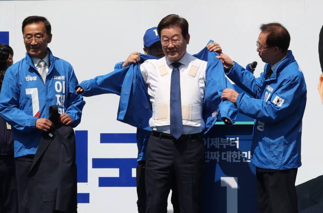 이재명 더불어민주당 대선 후보가 지난 12일 서울 종로구 청계광장에서 출정식 성격의 '빛의 혁명' 유세를 하며 공식 선거운동을 시작하고 있다. 오승현 기자