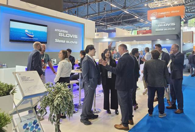 13~15일(현지시간) 네덜란드 로테르담 아호이 컨벤션센터에서 열린 '브레이브벌크 유럽(BBE) 2025'에서 현대글로비스 홍보 부스에 참관객들이 방문하고 있다. 사진제공=현대글로비스