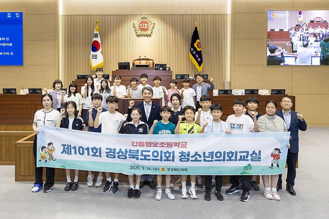 지난 14일 경상북도의회 본회의장에서 '제101회 경상북도의회 청소년의회교실 관계자들과 김대진 의원이 기념촬영을 하고 있는 모습 ⓒ경북도의회 제공 