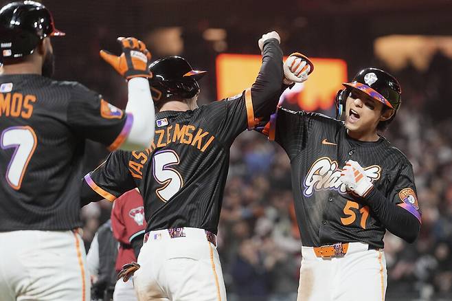 ▲ 시즌 5호 홈런을 친 뒤 기뻐하는 이정후. ⓒ연합뉴스/AP