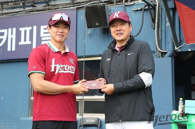 ▲ 키움 선수단이 15일 스승의 날을 맞아 홍원기 감독을 비롯한 코칭스태프에게 상품권을 선물했다. ⓒ 키움 히어로즈