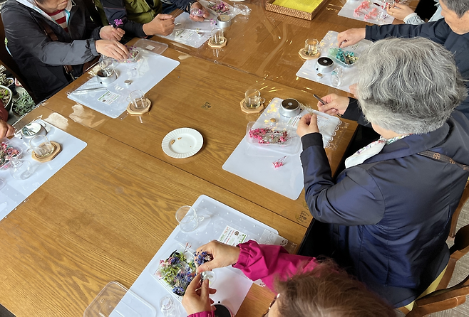 치매환자와 가족이 치유농업 프로그램에서 허브 심기 체험을 하고 있다. 사진=양평군