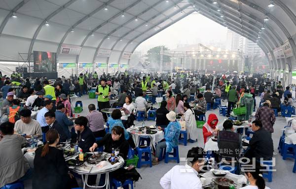 울산축산농협(조합장 윤주보)이 마련한 '제2회 울산축협한우 축제'가 16일부터 사흘간 태화강국가정원 남구둔치에서 '역사의 숨결, 울산의 자랑! 울산축협한우'를 슬로건으로 열리고 있다. 한우 즉석 구이터에서 방문객들이 한우구이를 먹고 있다. 김경우기자 woo@ksilbo.co.kr