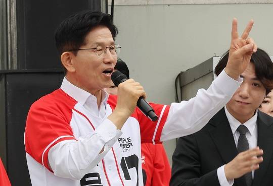 김문수 국민의힘 대선후보가 16일 경기도 수원시 팔달구 지동시장에서 열린 유세에서 시민들에게 지지를 호소하고 있다. 사진=뉴시스