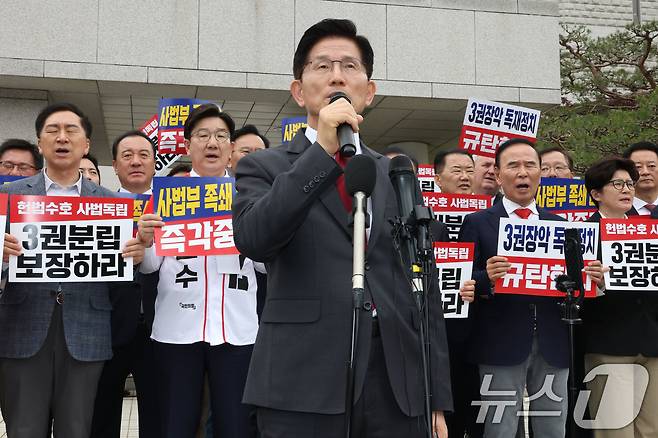 김문수 국민의힘 대통령 후보가 15일 오후 서울 서초동 대법원 앞에서 열린 사법부수호 및 더불어민주당 규탄대회에서 발언하고 있다. 2025.5.15/뉴스1 ⓒ News1 이광호 기자