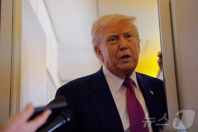 도널드 트럼프 미국 대통령이 15일(현지시간) 아랍에미리트(UAE) 아부다비로 향하는 에어포스원 기내에서 기자 질문에 답하고 있다. 2025.05.15 ⓒ 로이터=뉴스1 ⓒ News1 류정민 특파원