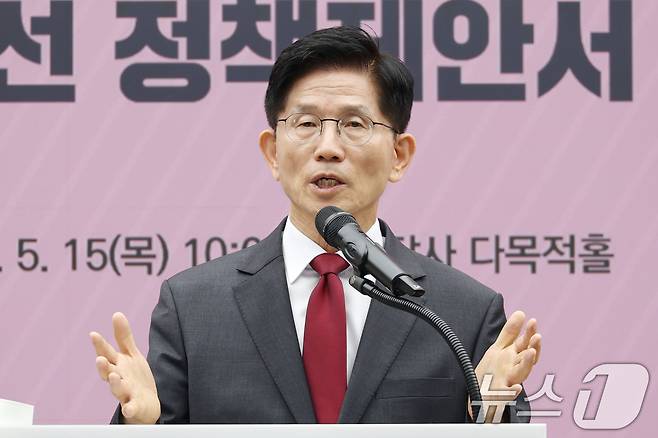 김문수 국민의힘 대통령 후보가 스승의 날인 15일 오전 서울 여의도 중앙당사에서 열린 대한민국교원조합 제12대 대선 정책제안서 전달식에서 인사말을 하고 있다. 2025.5.15/뉴스1 ⓒ News1 이광호 기자
