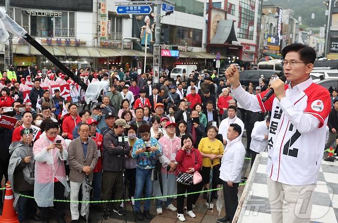 김문수 국민의힘 대통령 후보가 16일 경기도 수원시 팔달구 지동시장에서 열린 유세에서 시민들에게 지지를 호소하고 있다. (공동취재) 2025.5.16/뉴스1 ⓒ News1 이광호 기자