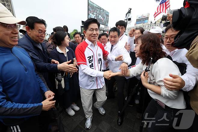 김문수 국민의힘 대선후보가 16일 경기도 수원시 팔달구 지동시장에서 열린 유세에서 시민들에게 지지를 호소하고 있다. (공동취재) 2025.5.16/뉴스1 ⓒ News1 이광호 기자