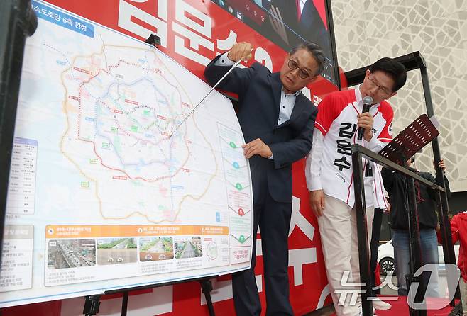 김문수 국민의힘 대통령 후보가 16일 오전 경기 화성시 동탄역에서 열린 유세에서 시민들에게 지지를 호소하고 있다. 2025.5.16/뉴스1 ⓒ News1 김영운 기자