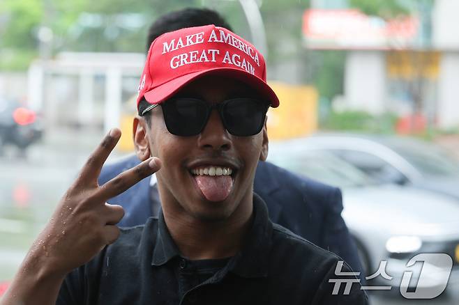 미국인 유튜버 조니 소말리(본명 램지 칼리드 이스마엘)가 16일 오전 서울 마포구 서울서부지법에서 열린 업무방해·경범죄처벌법 위반 혐의 공판에 출석하고 있다. 2025.5.16/뉴스1 ⓒ News1 신웅수 기자