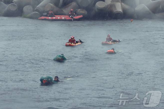 16일 제주시 탑동방파제 앞바다에서 제주 해녀구조단의 첫 해상 구조 훈련이 진행되고 있다. 이날 훈련에는 제주해양경찰서, 제주소방서, 해양재난구조대 등이 참여했다.2025.5.16/뉴스1 ⓒ News1 홍수영 기자