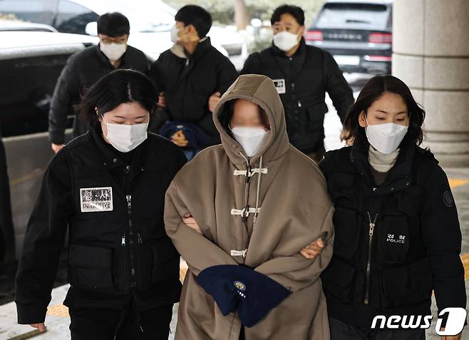 김건희 여사 특검을 주장하며 용산 대통령실에 기습적으로 진입했다가 연행된 한국대학생진보연합 회원들 2024.1.9/뉴스1 ⓒ News1 김도우 기자