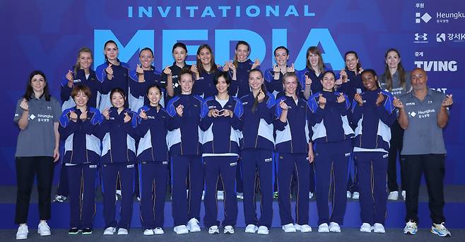 기념 촬영하는 김연경과 세계올스타팀. (인천=연합뉴스) 임순석 기자 = 김연경이 16일 인천 삼산월드체육관에서 열린 'KYK 인비테이셔널 2025 미디어데이'에서 김연경과 여자배구 세계올스타 선수들이 기념 촬영하고 있다. 2025.5.16 soonseok02@yna.co.kr
<저작권자(c) 연합뉴스, 무단 전재-재배포, AI 학습 및 활용 금지>