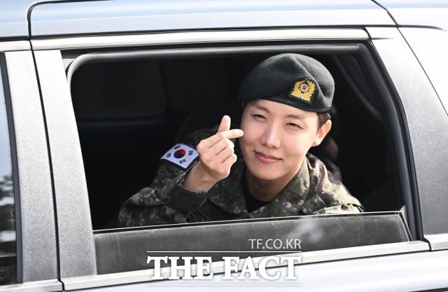 방탄소년단(BTS) 제이홉이 'TMA 베스트 뮤직–봄' 부문 1위에 올랐다. 사진은 지난해 군 복무를 마친 제이홉이 제36보병사단 백호신병교육대대를 나서며 팬들에게 인사하고 있다. /원주=박헌우 기자