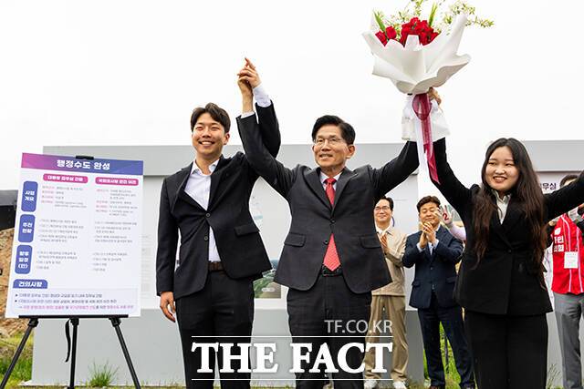 김문수 국민의힘 대선 후보가 16일 국회 세종의사당 부지에서 행정수도 공약을 발표하기에 앞서 꽃다발을 받고 기념촬영을 하고 있다. /세종=임영무 기자