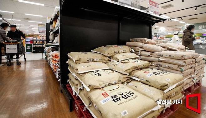 일본으로 수입되는 한국산 쌀도 연이어 완판되고 있다. NH농협무역의 일본 지사인 농협인터내셔널에 따르면 이달 초 일본에서 수입한 전남 해남 브랜드 쌀 10t이 판매 개시 약 열흘 만에 완판됐다. 사진은 기사의 특정 내용과 관련 없음. 강진형 기자