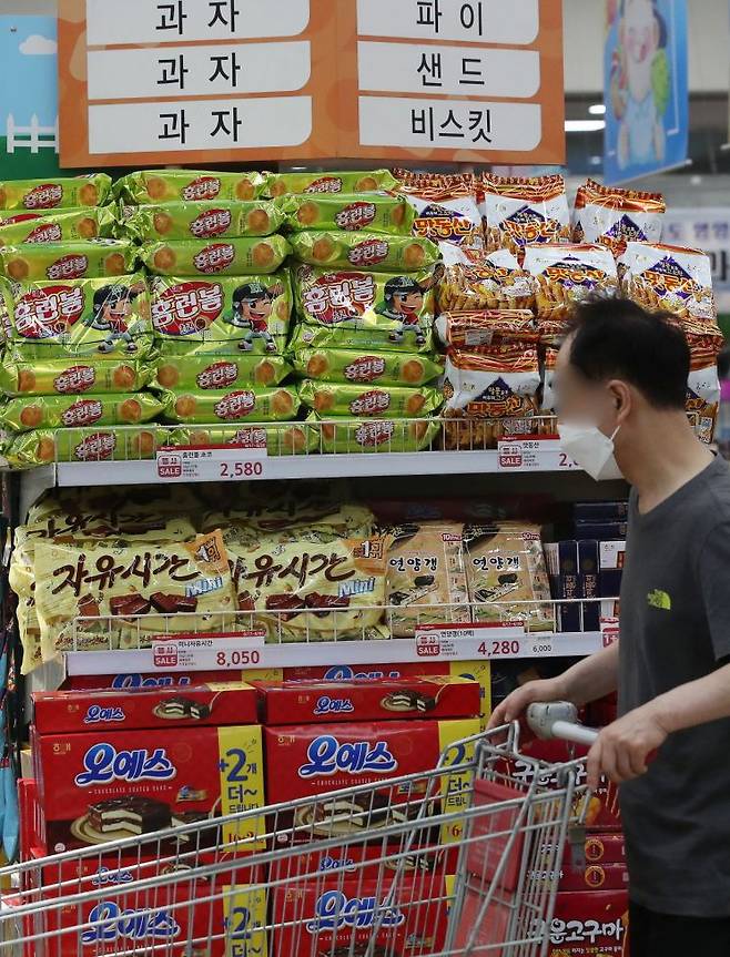 서울 한 대형마트 과자 판매대 앞에서 소비자가 장을 보고 있다. 연합뉴스