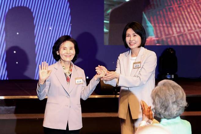 국민의힘 김문수 대선 후보의 부인 설난영 여사와 더불어민주당 이재명 대선 후보의 부인 김혜경 여사가 12일 서울 중구 신라호텔에서 열린 중앙신도회 창립 70주년 기념식에서 손을 맞잡고 있다. 연합뉴스