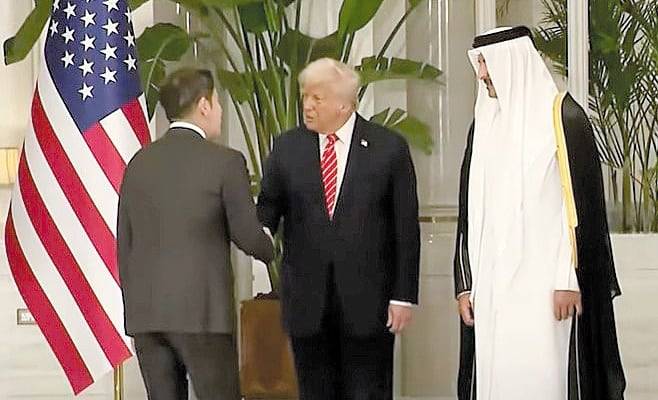 14일 카타르 도하의 루사일 궁전에서 도널드 트럼프(가운데) 미국 대통령과 악수하는 정용진(왼쪽) 신세계그룹 회장. 오른쪽은 셰이크 타밈 빈 하마드 알사니 카타르 에미르(군주)./미국 RSBN 유튜브 채널 캡처