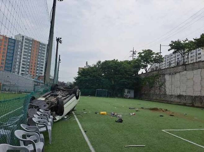 지난 15일 오전 대구 동구 방촌동의 한 도로를 주행 중이던 차량이 풋살경기장으로 추락했다. /뉴스1