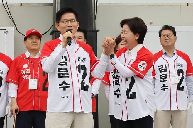 김문수 국민의힘 대선 후보가 16일 경기 수원시 지동시장에서 열린 유세에서 시민들에게 지지를 호소하고 있다. ⓒ연합뉴스