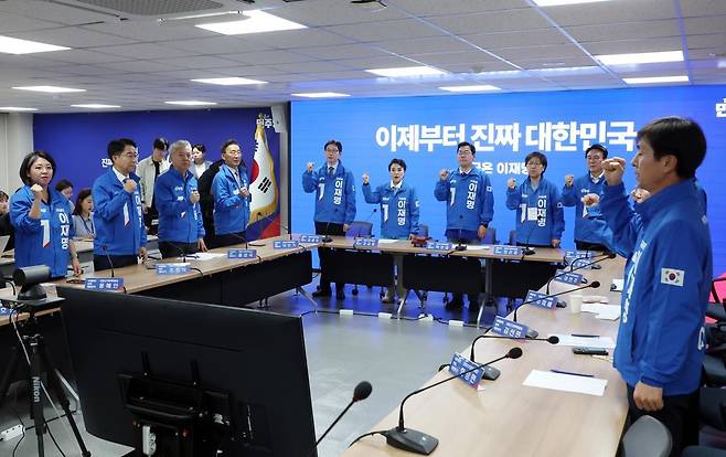 16일 서울 여의도 더불어민주당사에서 열린 중앙선거대책위원회의에서 박찬대 총괄선대위원장 등 참석자들이 구호를 외치고 있다. 2025.05.16. 서울=뉴시스