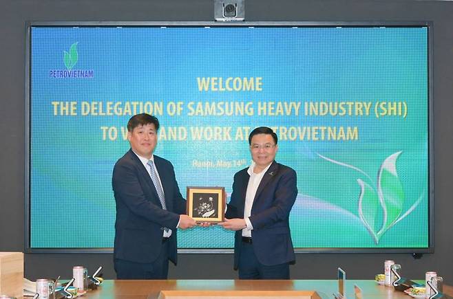 남궁금성 삼성중공업 부사장이(왼쪽) 14일 하노이에서 레 만 훙 페트로베트남 회장으로부터 기념품을 받고 있다. 페트로베트남 제공