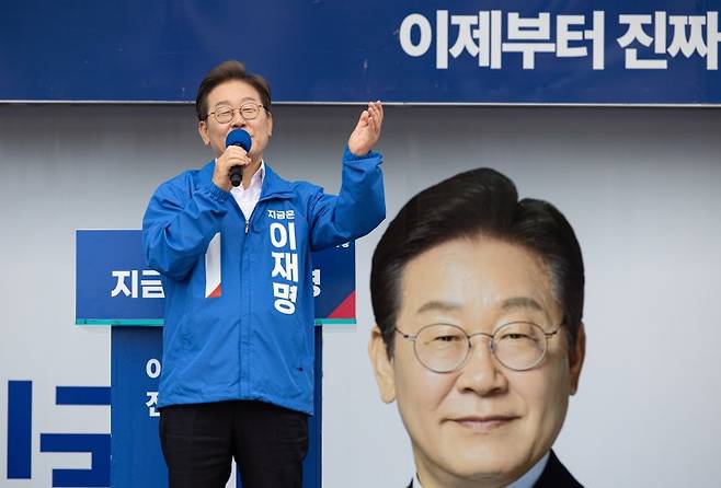 이재명 더불어민주당 대선후보가 16일 전북 군산시 구시청광장에서 열린 유세에서 연설하고 있다. 사진=공동취재