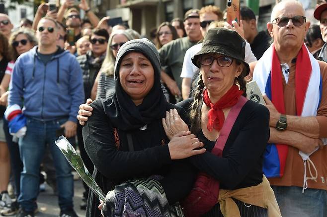 2025년 5월14일 우루과이 수도 몬테비데오의 거리에서 시민들이 호세 무히카 전 대통령의 운구 행렬을 지켜보며 애도하고 있다. AFP 연합뉴스